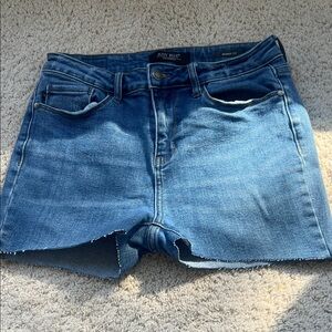 Judy Blue Mid Blue Raw-Hem Denim Shorts size 9/29